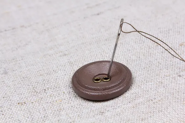 Botão e agulha com um fio — Fotografia de Stock