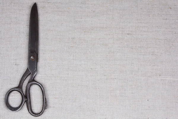 Старые ножницы на серая ткань — стоковое фото
