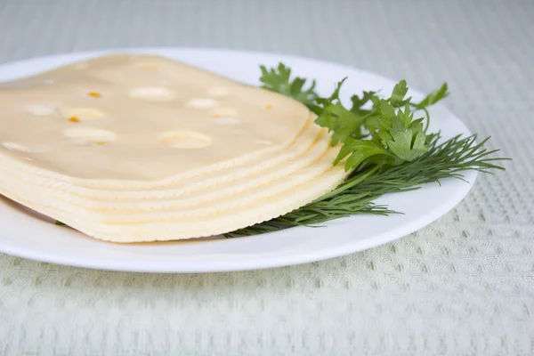 Plaque avec des morceaux de fromage — Photo