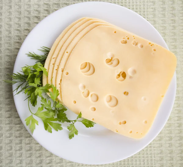 Platte mit Stück Käse — Stockfoto