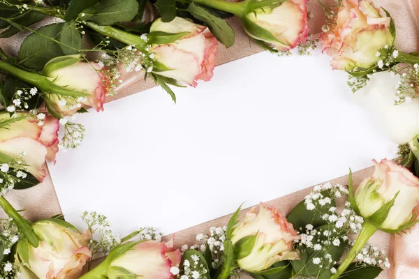 Картка і троянди на рожевому фоні — стокове фото