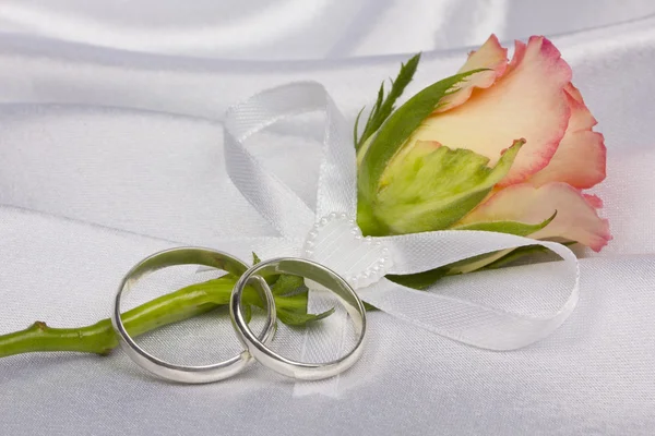 Τριαντάφυλλο και γάμους δαχτυλίδια — Φωτογραφία Αρχείου
