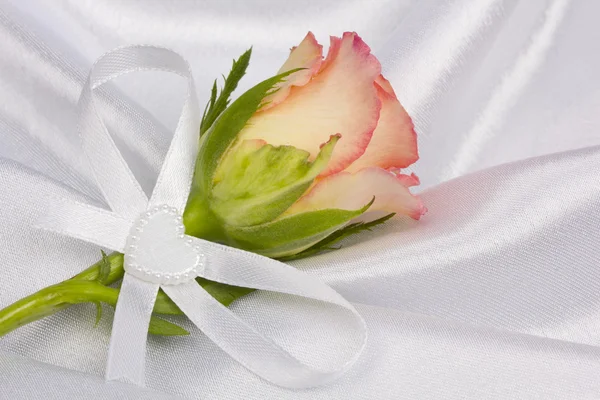 Кільця троянд і весіль — стокове фото