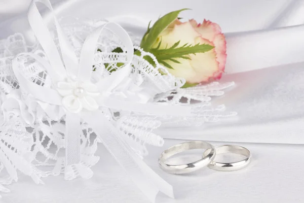 白色丝绸用花边和玫瑰 — 图库照片
