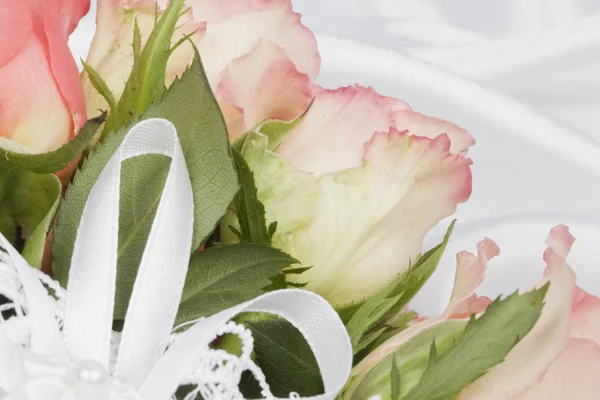 Seda branca com um laço e rosas — Fotografia de Stock