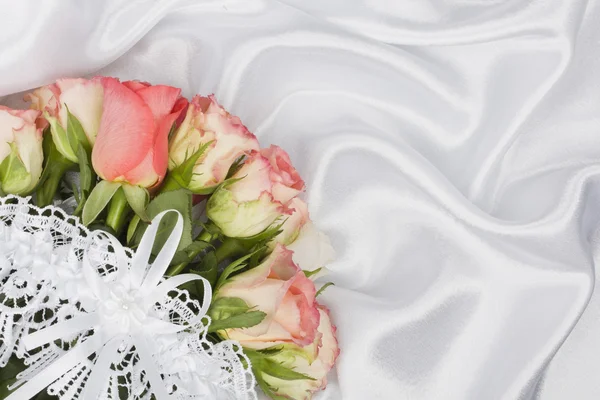 Witte zijde met een kant en rozen — Stockfoto
