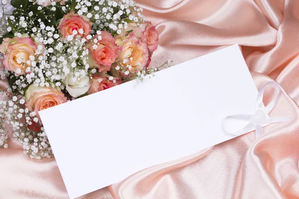 Hermosas rosas y tarjeta para el texto — Foto de Stock