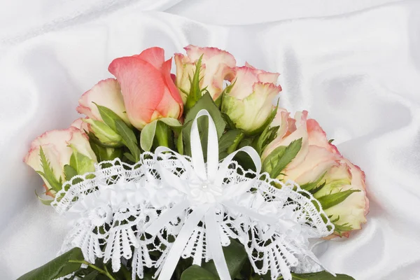 Biały jedwab z koronki i róże — Zdjęcie stockowe