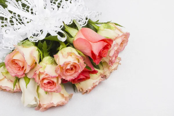 Bílé hedvábí krajky a růže — Stock fotografie