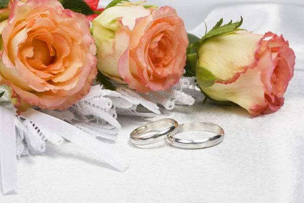 美しいバラと結婚指輪 — ストック写真