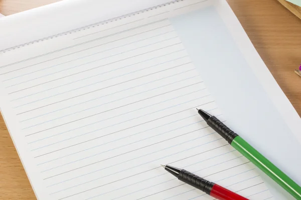 Notebook aberto e canetas — Fotografia de Stock