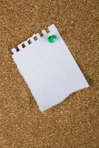 Quadro de cortiça com uma folha de um caderno — Fotografia de Stock