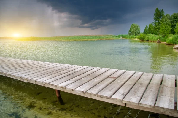 Muelle de madera en hermoso lago — Foto de Stock