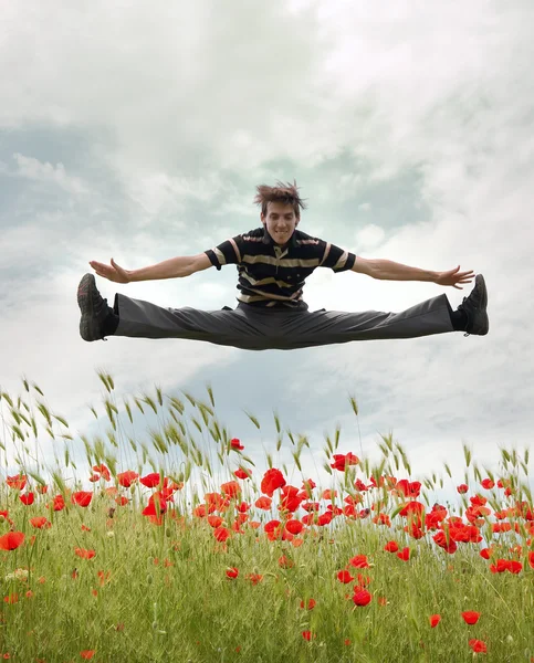 男は空へジャンプします。. — ストック写真