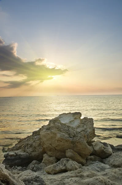 Mer et rochers au coucher du soleil . — Photo