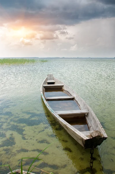 Лодка на побережье — стоковое фото