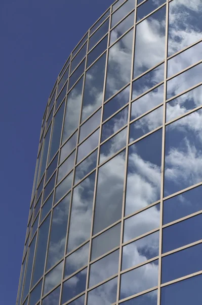 Skyscraper with reflections of clouds — Stock Photo, Image