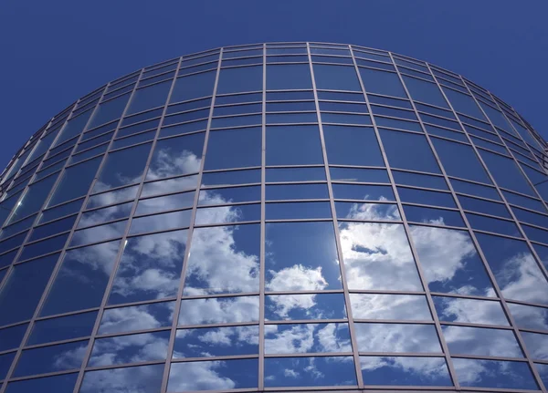 Windows of skyscraper with reflections against blue sky — Stock Photo, Image