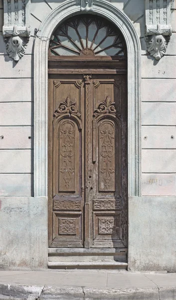 Stare drewniane drzwi w zabytkowej kamienicy — Zdjęcie stockowe