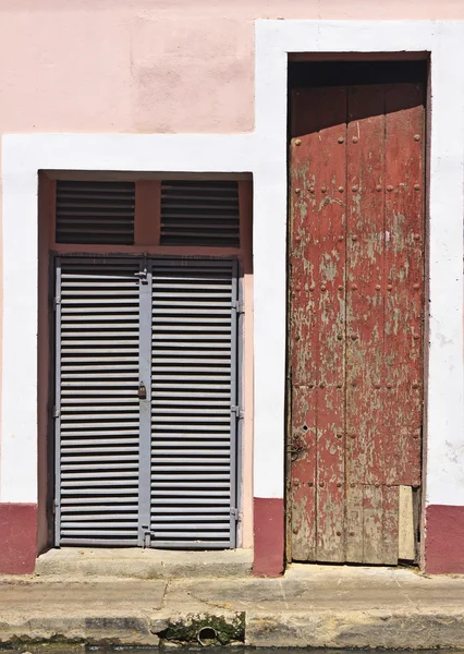 Ahşap broun boyalı ve metal kapılar — Stok fotoğraf