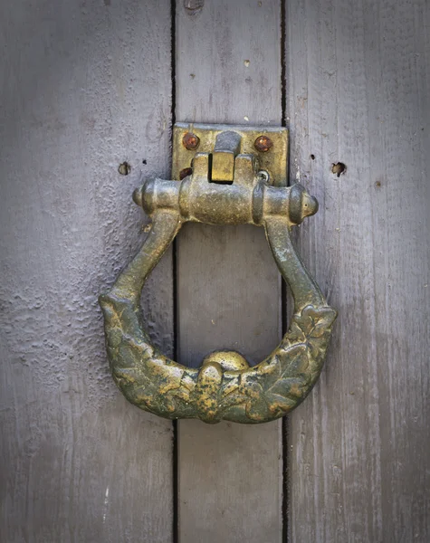 Coseup old-fashioned alça de porta de latão — Fotografia de Stock