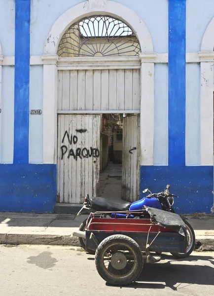 Kapının önünde eski motosiklet — Stok fotoğraf