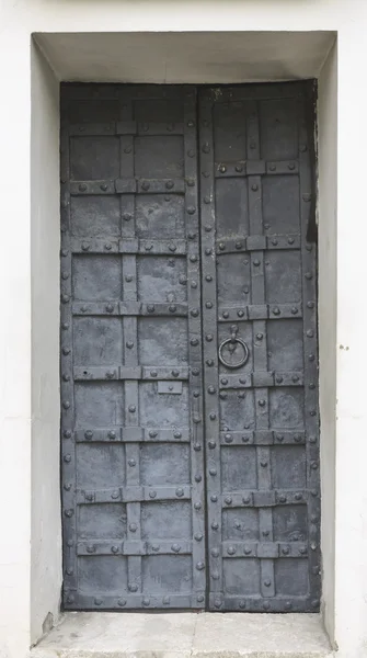 Staré špinavé kovové dveře s rukojetí — Stockfoto