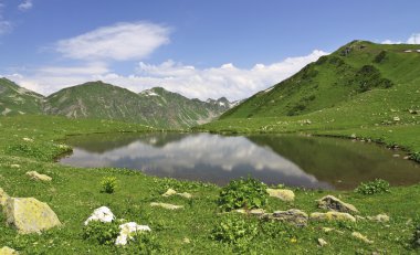 dağ gölü yansımaları ile