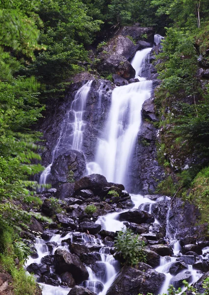 Vackra vattenfall namnet milky — Stockfoto