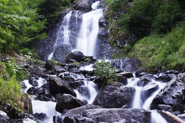 Milchiger Wasserfall in der Nähe des ritsa Sees — Stockfoto