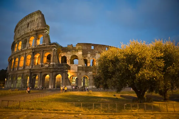 Колізей в Римі, Італія в сутінки — стокове фото