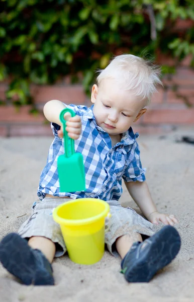 Bambino che gioca in sandbox — Foto Stock