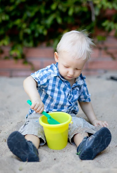 Criança brincando em sandbox — Fotografia de Stock