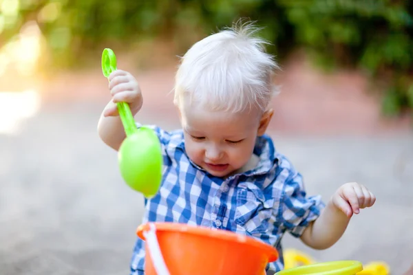 Toddler playing in sand — Stock Photo, Image