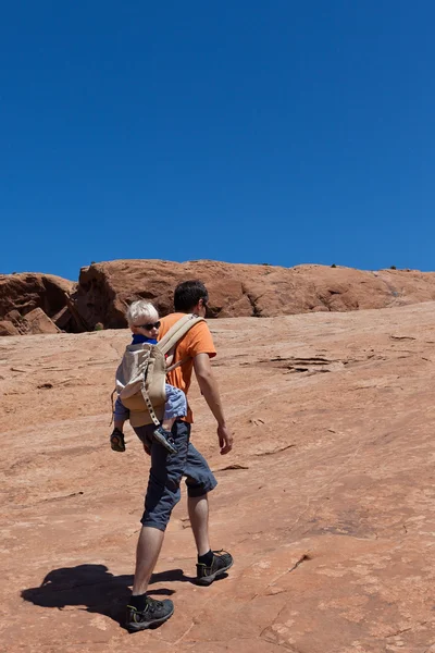父と息子のハイキング — ストック写真