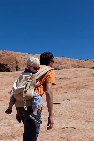 Vater und Sohn wandern — Stockfoto