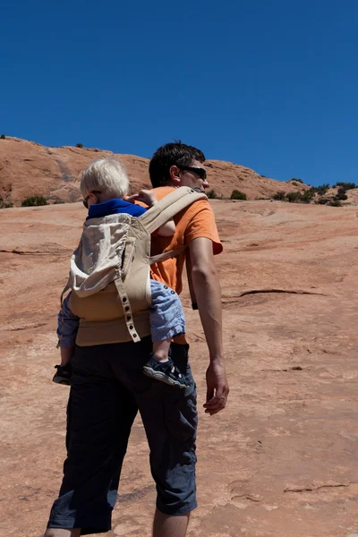 Far och son vandring — Stockfoto