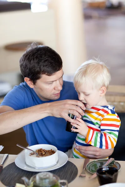 Far och son att ha en frukost — Stockfoto