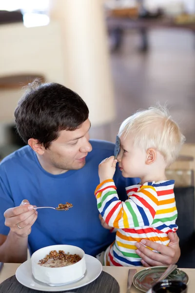 Padre e hijo desayunando. — Foto de Stock
