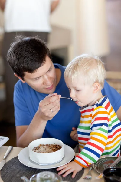Father and son having a breakfast — Stock Photo, Image