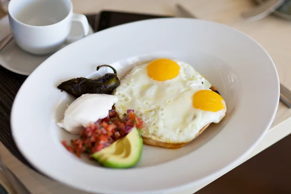 Korunujeme sázenými vejci na talíři — Stock fotografie