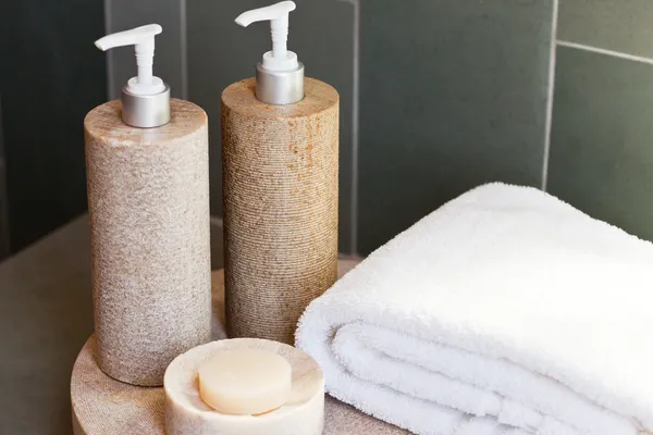 Rozprašovače, mýdlo a ručník — Stock fotografie
