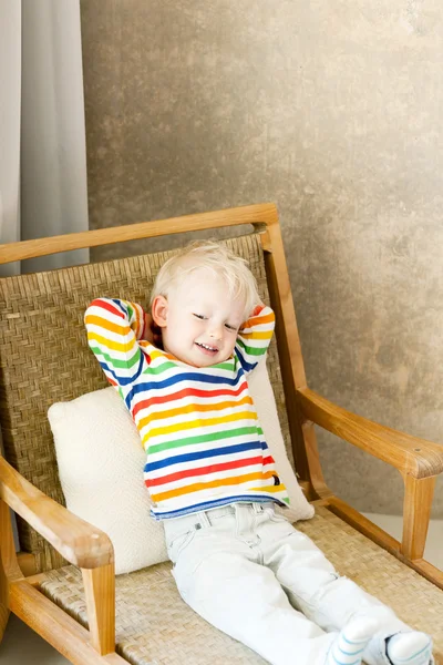 Niño acostado en la silla — Foto de Stock