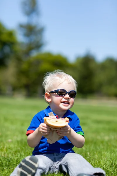 Toddler eating sandwich — Φωτογραφία Αρχείου