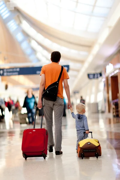 Familie im Flughafen — Stockfoto