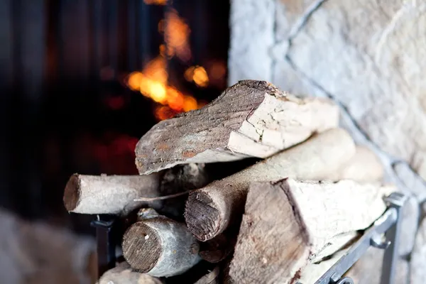 Brennholz und Kamin — Stockfoto