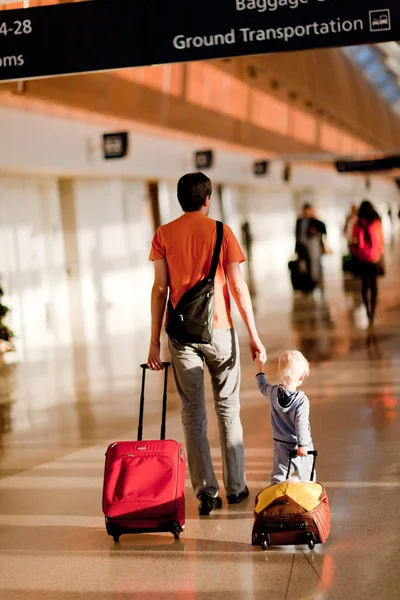 Havaalanında aile - Stok İmaj