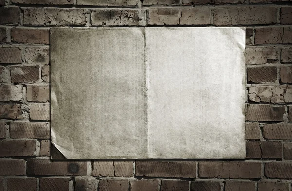Бумага на кирпичной стене — стоковое фото