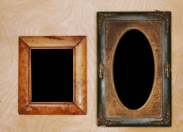 Винтажные фоторамки на деревянной стене — стоковое фото