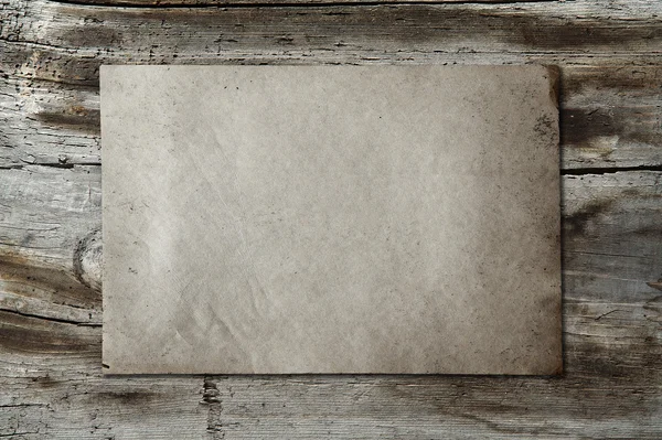 Вінтажний папір на текстурі деревини — стокове фото